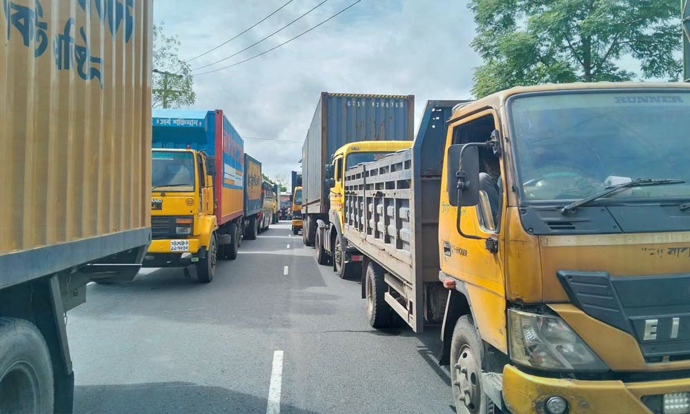 ঢাকা-চট্টগ্রাম মহাসড়কে ব্রিজের কাজ শেষ না হওয়া পর্যন্ত এক লেনে চলবে যান