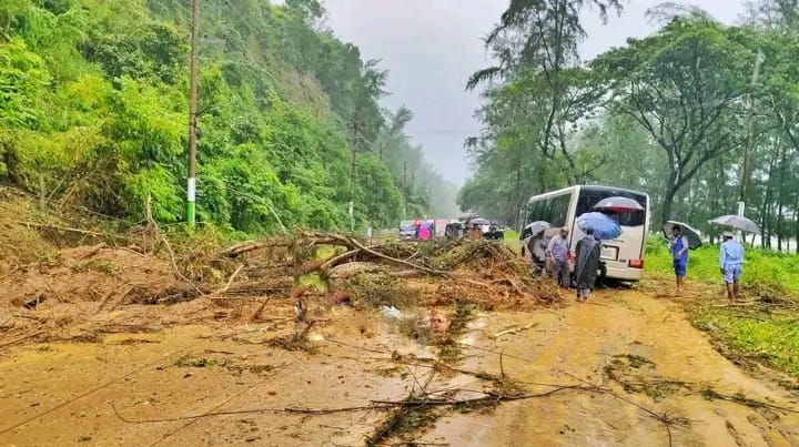 ভারী বর্ষণে কক্সবাজার মেরিন ড্রাইভের দরিয়ানগরে পাহাড় ধস, যান চলাচল বন্ধ