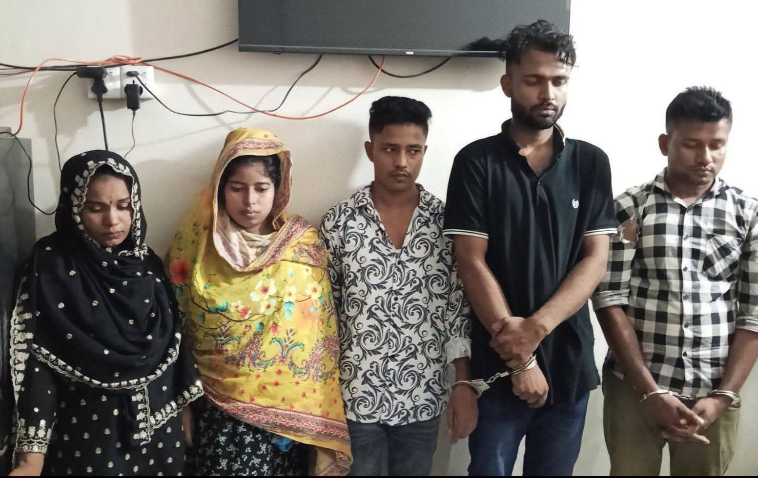 আশুলিয়ায় ফিটিংবাজ অপহরণকারী চক্রের দুই নারীসহ আটক ০৫