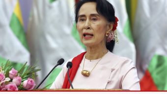 আড়াই বছর পর প্রকাশ্যে এলেন মিয়ানমারের সু চি