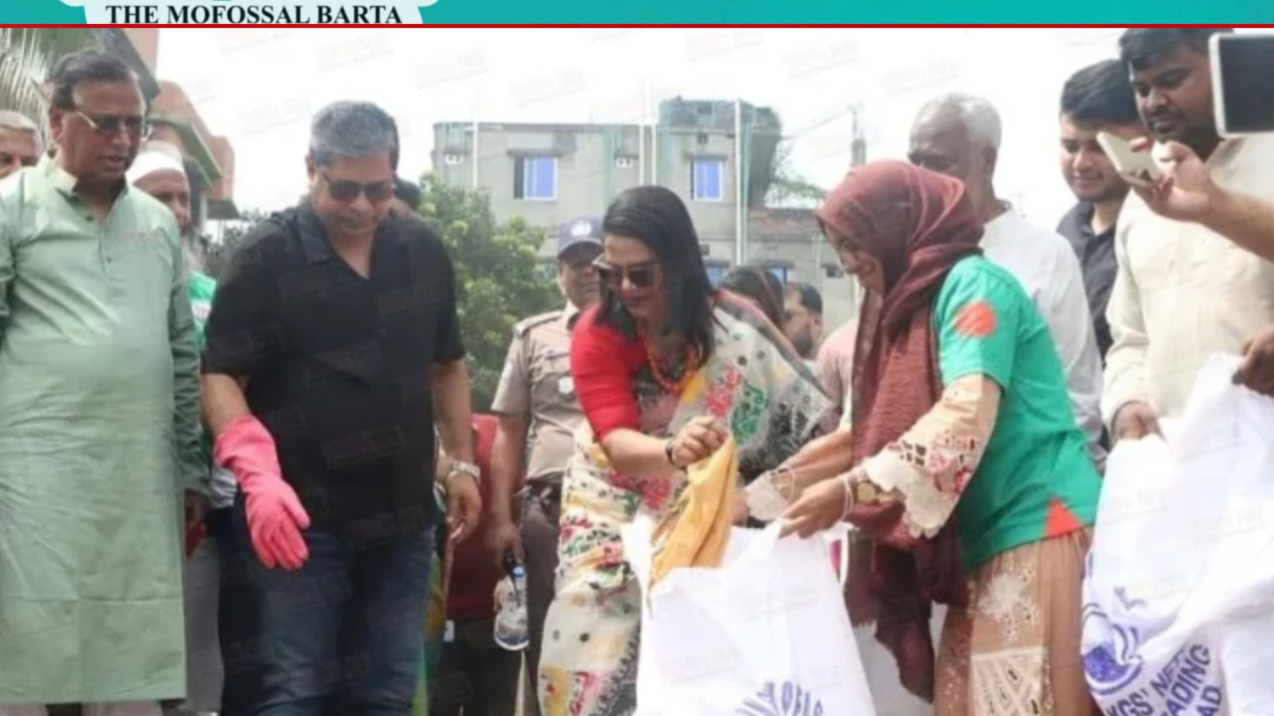 আদি বুড়িগঙ্গা চ্যানেল পরিচ্ছন্নতায় প্রতিমন্ত্রী শাহ আলম ও ডিসি ফরিদা