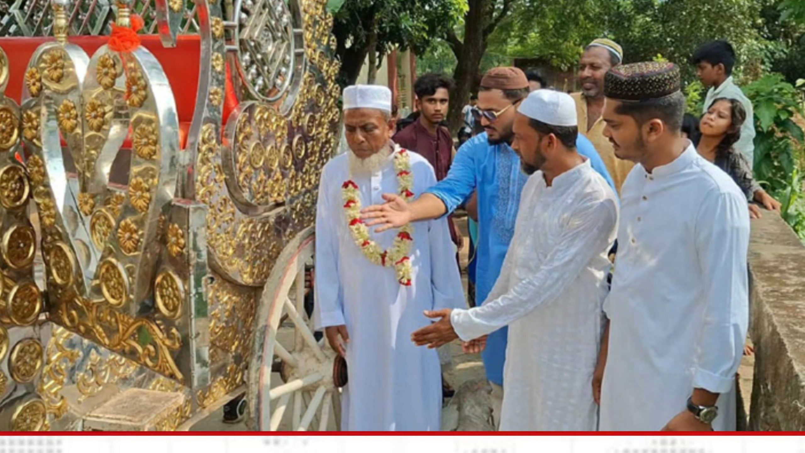 ২৫ বছর দায়িত্ব পালন করা ইমামকে রাজকীয় বিদায় দিলো এলাকাবাসী