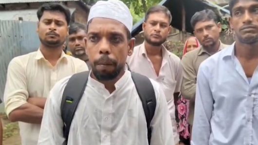 পায়ে হেঁটে হজ্জের উদ্দেশ্যে রওনা হলেন নাটোরের দুলাল হোসেন