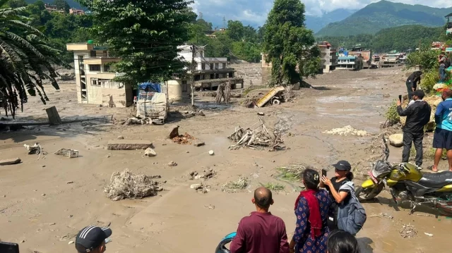 চোখের সামনে ভেসে যেতে দেখলাম স্ত্রী-সন্তানকে