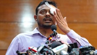 চোখে ব্যান্ডেজ লাগিয়ে অনুষ্ঠানে নাসীরুদ্দীন পাটওয়ারী