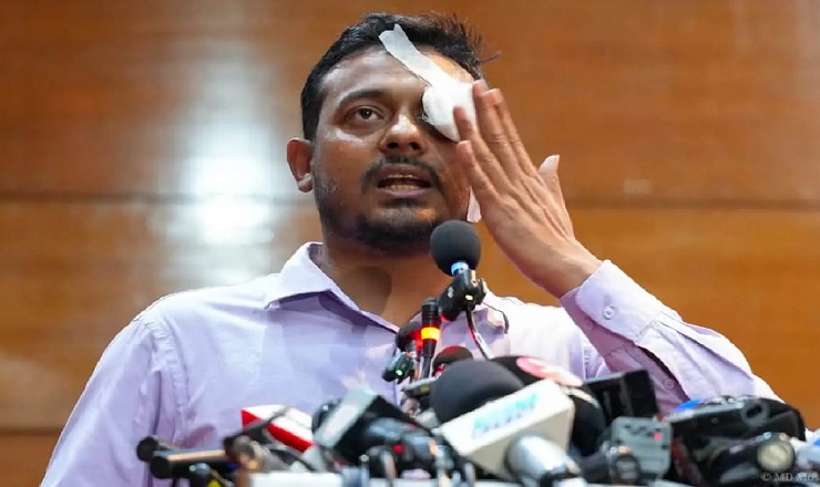 চোখে ব্যান্ডেজ লাগিয়ে অনুষ্ঠানে নাসীরুদ্দীন পাটওয়ারী