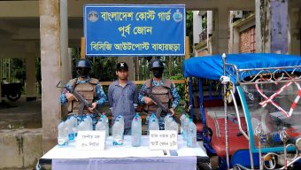 টেকনাফে ইজিবাইক থেকে ৫০ লিটার দেশীয় মদসহ মাদক কারবারি আটক