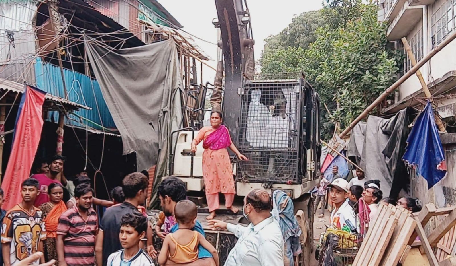 গাজীপুরে টঙ্গীর কুখ্যাত ‘হাজির মাজার বস্তি’ উচ্ছেদ