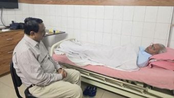 অসুস্থ মিজানুর রহমান চৌধুরীকে দেখতে হাসপাতালে এমপি মিলন