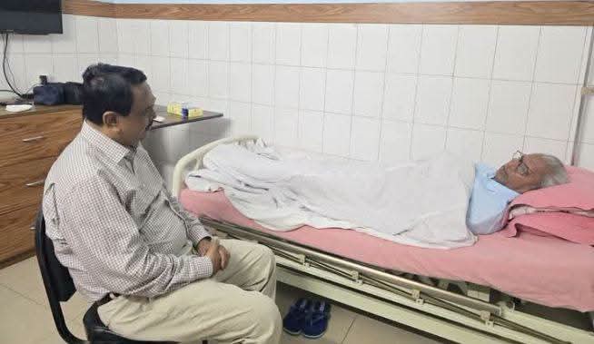 অসুস্থ মিজানুর রহমান চৌধুরীকে দেখতে হাসপাতালে এমপি মিলন