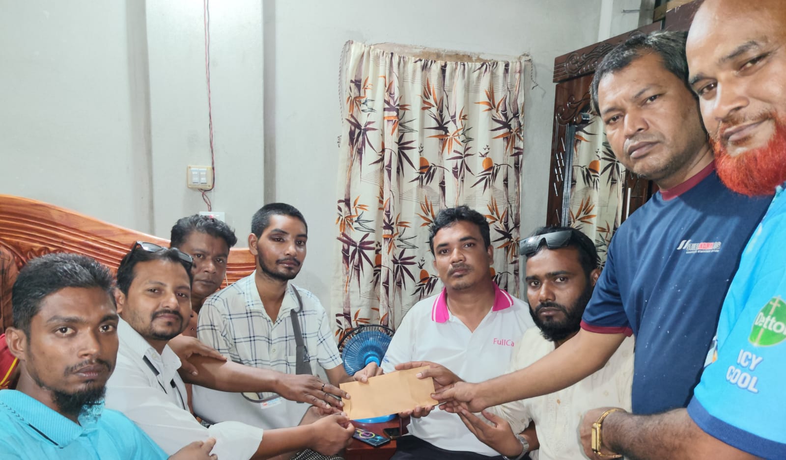 দুর্ঘটনায় আহত মাসুমের পাশে বিক্রয় প্রতিনিধি জোট, বাসায় গিয়ে দিলেন চিকিৎসা সহায়তা