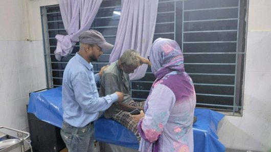 নলডাঙ্গায় রাস্তায় পড়ে ছিলেন অসুস্থ বৃদ্ধ, উপজেলা প্রশাসনের উদ্যোগে  হাসপাতালে ভর্তি