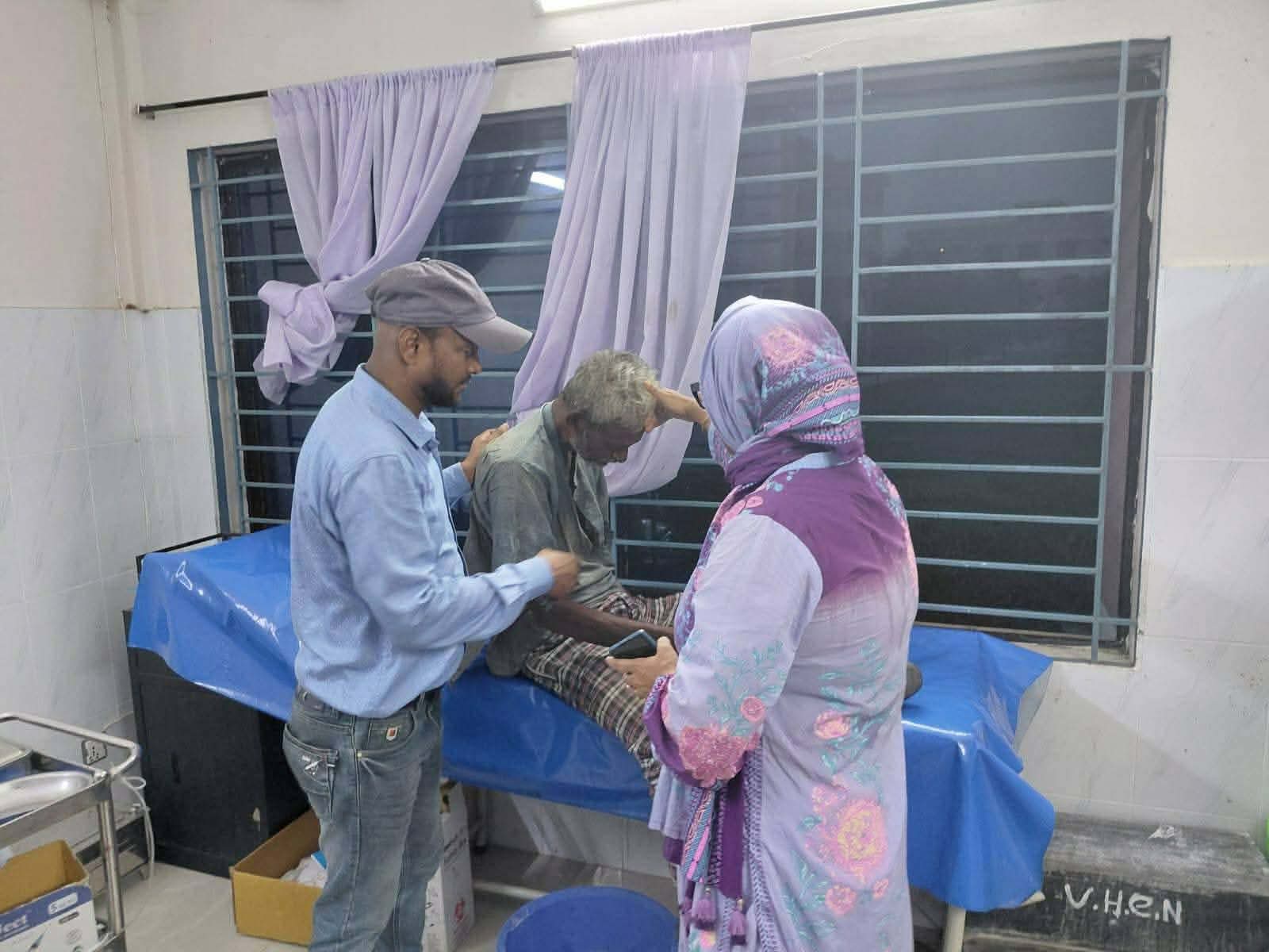 নলডাঙ্গায় রাস্তায় পড়ে ছিলেন অসুস্থ বৃদ্ধ, উপজেলা প্রশাসনের উদ্যোগে  হাসপাতালে ভর্তি
