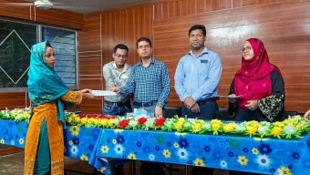 টাঙ্গাইলে মেধাবী শিক্ষার্থীদের স্বপ্নপূরণে মেধাবৃত্তির চেক বিতরণ