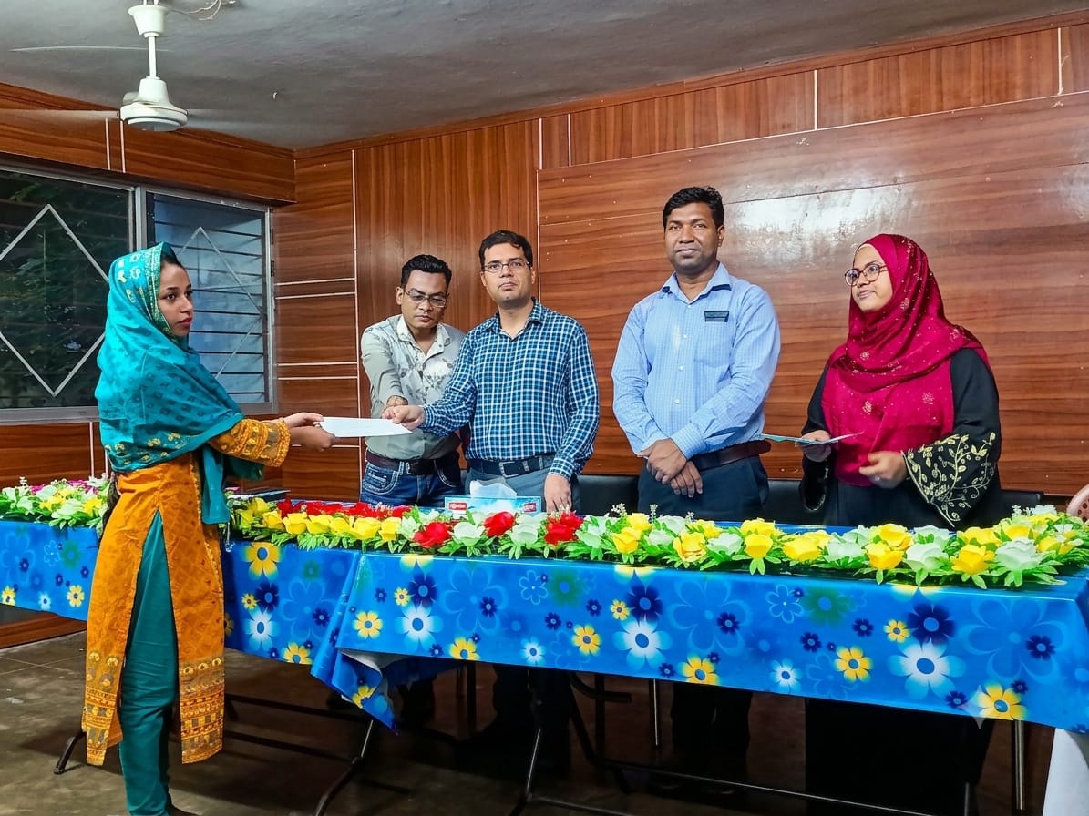 টাঙ্গাইলে মেধাবী শিক্ষার্থীদের স্বপ্নপূরণে মেধাবৃত্তির চেক বিতরণ