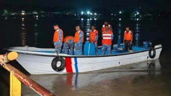 খুলনায় মাঝ নদীতে ফেরি-ট্রলার সংঘর্ষ, উদ্ধার ৪০