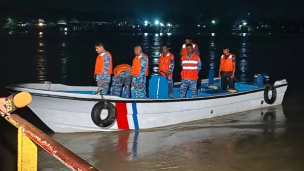 খুলনায় মাঝ নদীতে ফেরি-ট্রলার সংঘর্ষ, উদ্ধার ৪০
