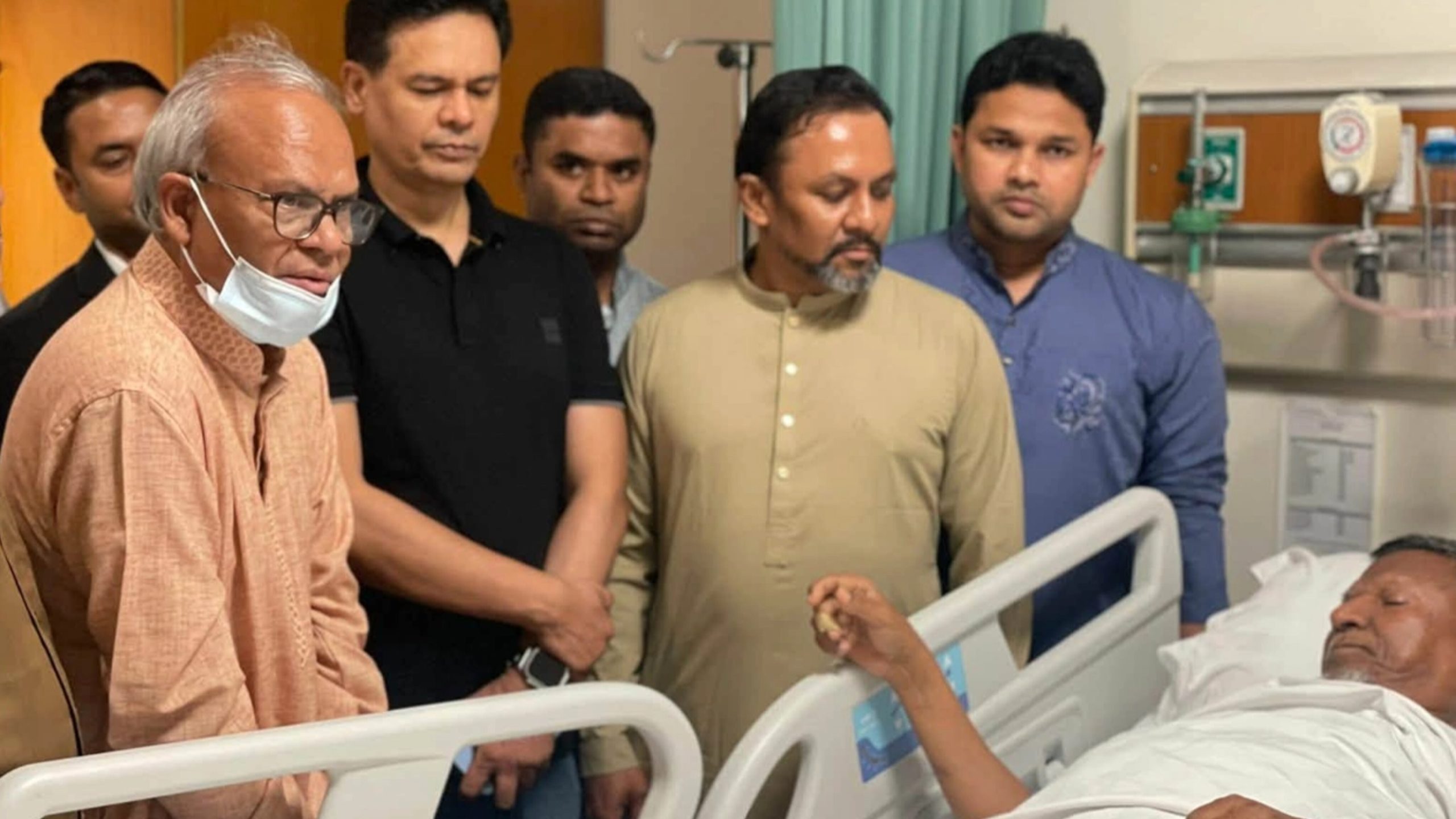 আহত প্রতিমন্ত্রী আবুল বারীরকে দেখতে হাসপাতালে রিজভী