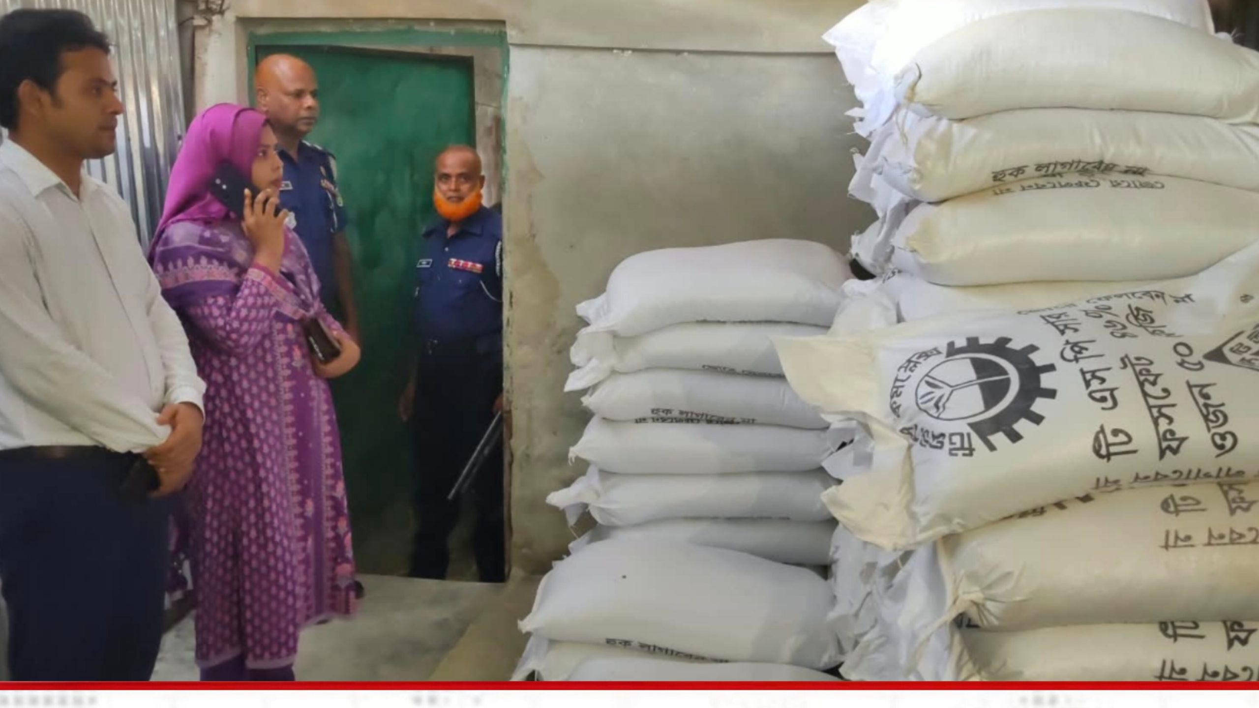 আওয়ামী লীগ নেতার দোকানের তালা ভেঙে মজুত করা ৩ টন সার জব্দ