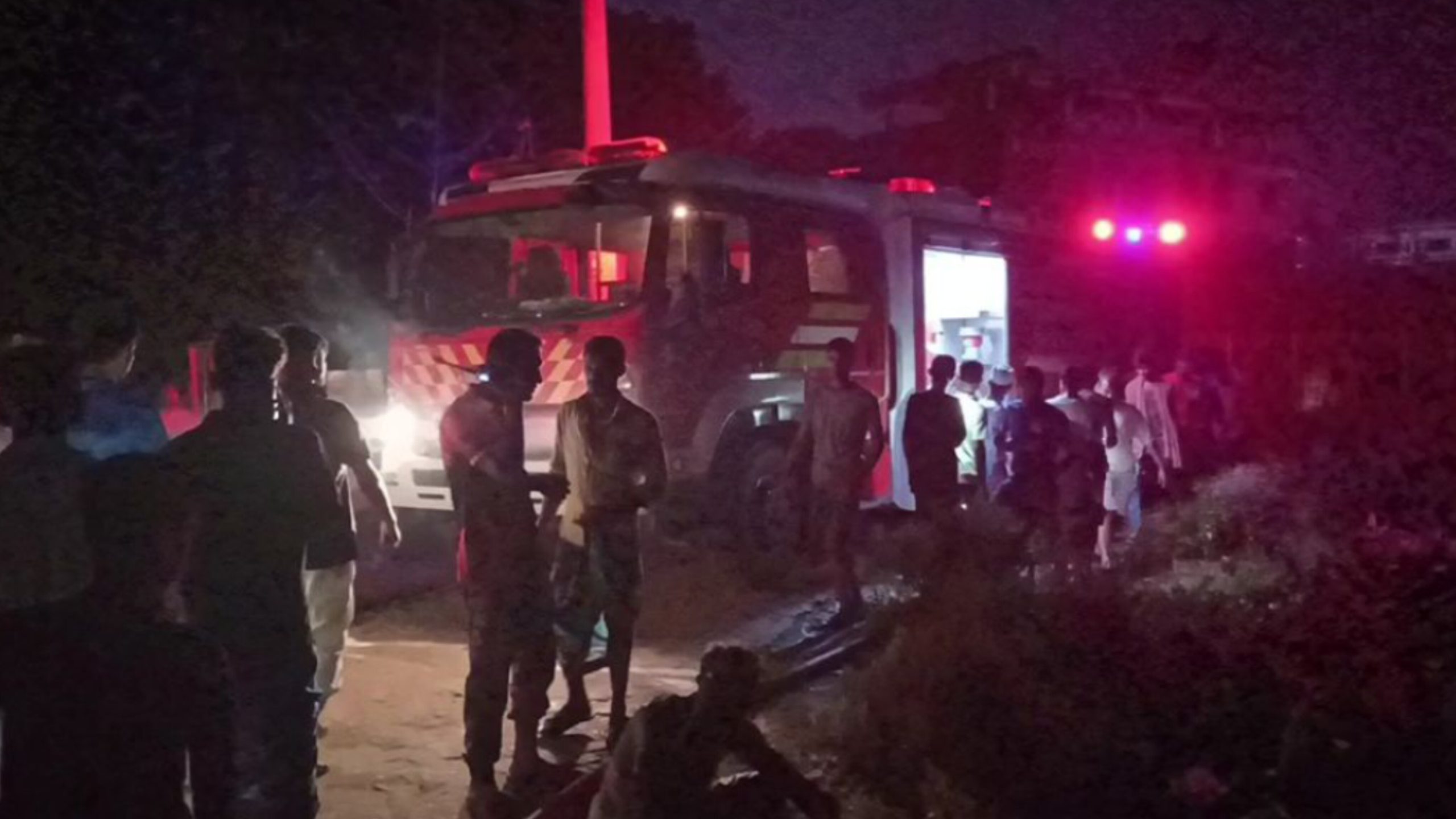গাজীপুরে গ্যাস সিলিন্ডার লিকেজ থেকে আগুন, ৪৫টি ঘর পুড়ে ছাই