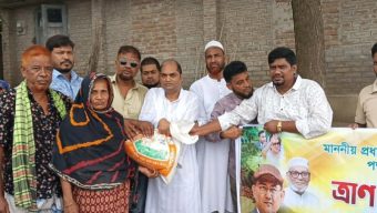 বন্যার্তদের পাশে প্রধানমন্ত্রী, চাঁপাইনবাবগঞ্জে ৫০০ পরিবার পেল ত্রাণ