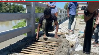 ১০ কোটি টাকার সেতুতে রডের বদলে বাঁশ দিয়ে ঢালাই