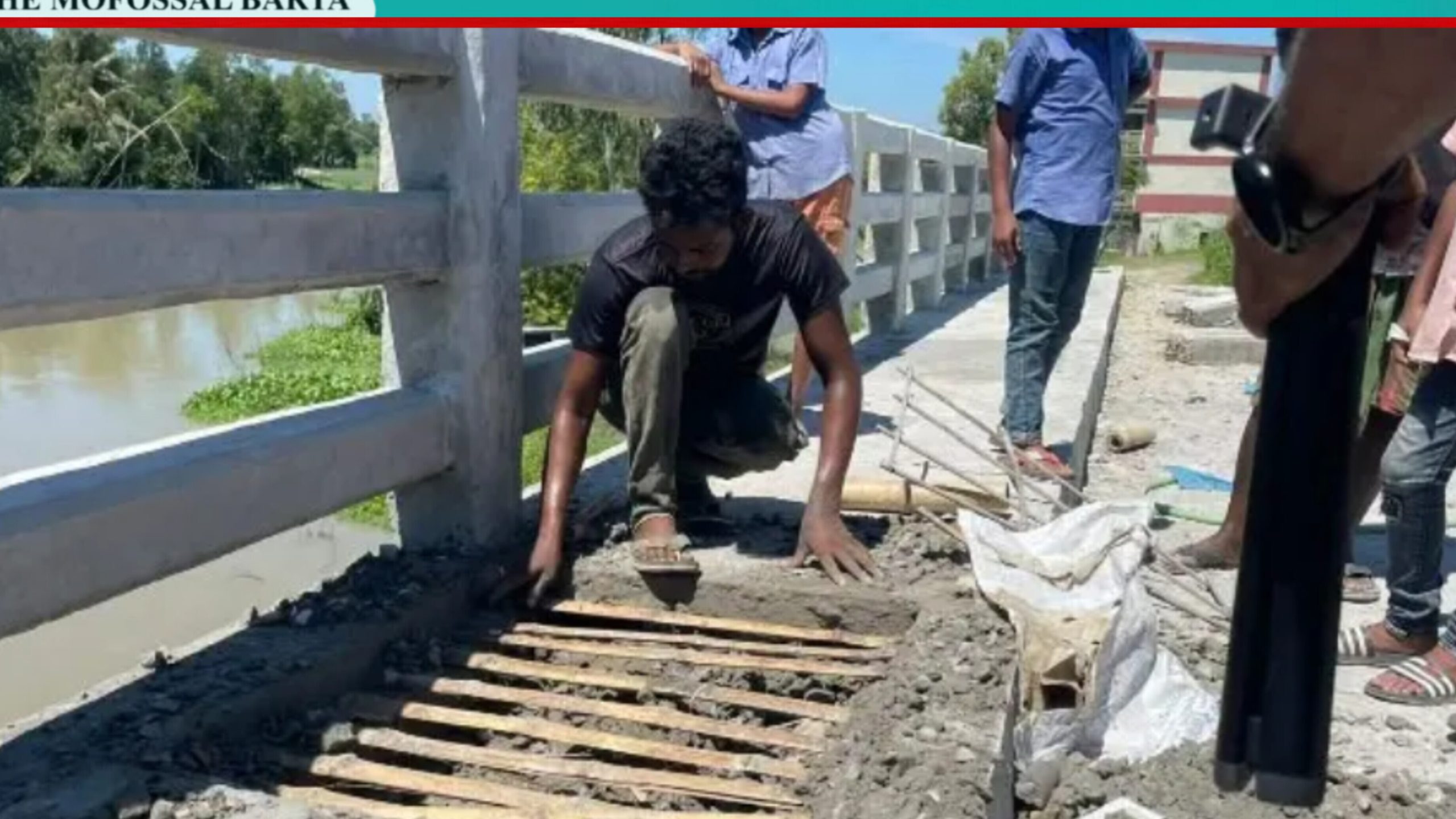 ১০ কোটি টাকার সেতুতে রডের বদলে বাঁশ দিয়ে ঢালাই