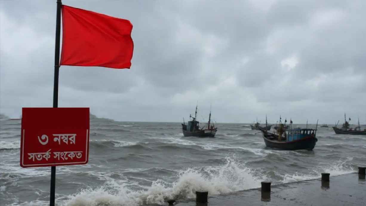 গভীর নিম্নচাপে উত্তাল সাগর, ৪ সমুদ্রবন্দরে ৩ নম্বর সংকেত