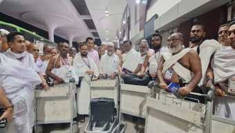 নিজ অর্থায়নে ৪৭ নেতাকর্মীকে ওমরাহ পালনে পাঠালেন বাবর