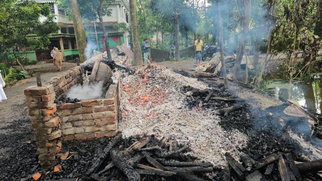 দুমকিতে সাবেক ইউপি চেয়ারম্যানের গোয়ালঘরে আগুন দিল দুর্বৃত্তরা
