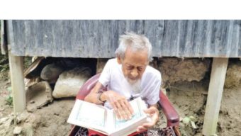 ১২৩ বছরেও চশমা ছাড়াই কোরআন পড়েন আব্বাস প্রামাণিক