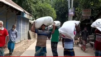 বিতরণে দেরি হওয়ায় ডিলারের গুদাম ভেঙে সারের বস্তা নিয়ে গেলেন কৃষকেরা