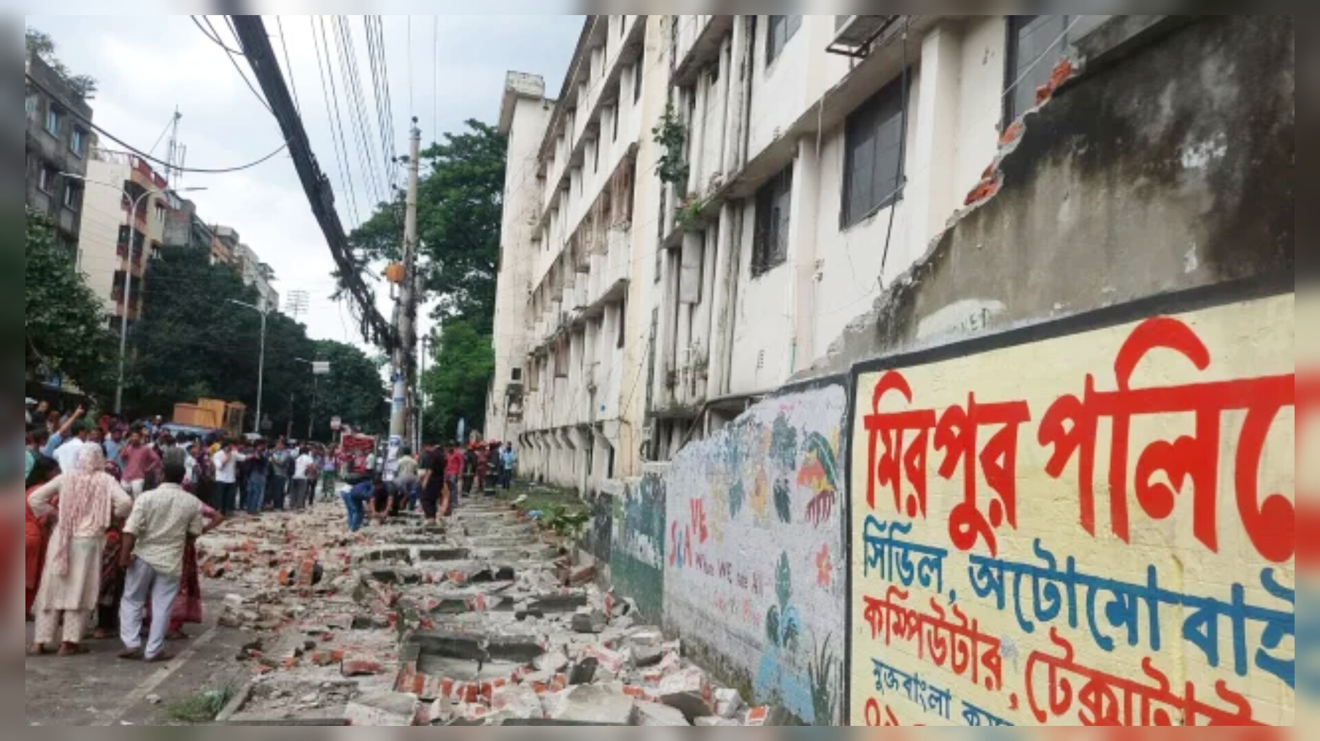 রাজধানী মিরপুরে দেয়াল ধস, মৃত্যু বেড়ে দুই