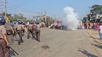 গাজীপুরে মহাসড়ক অবরোধ, সাউন্ড গ্রেনেড ছুড়ে শ্রমিকদের ছত্রভঙ্গ করল পুলিশ