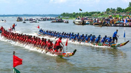 রাজবাড়ীতে নৌকাবাইচের ফাইনালে সংঘর্ষ, পদ্মায় ডুবল প্রতিযোগী নৌকা