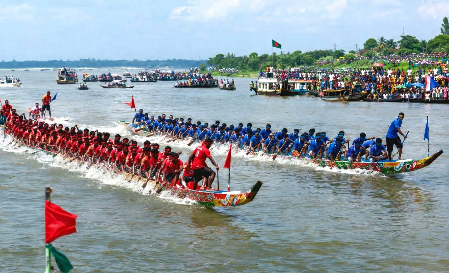 রাজবাড়ীতে নৌকাবাইচের ফাইনালে সংঘর্ষ, পদ্মায় ডুবল প্রতিযোগী নৌকা
