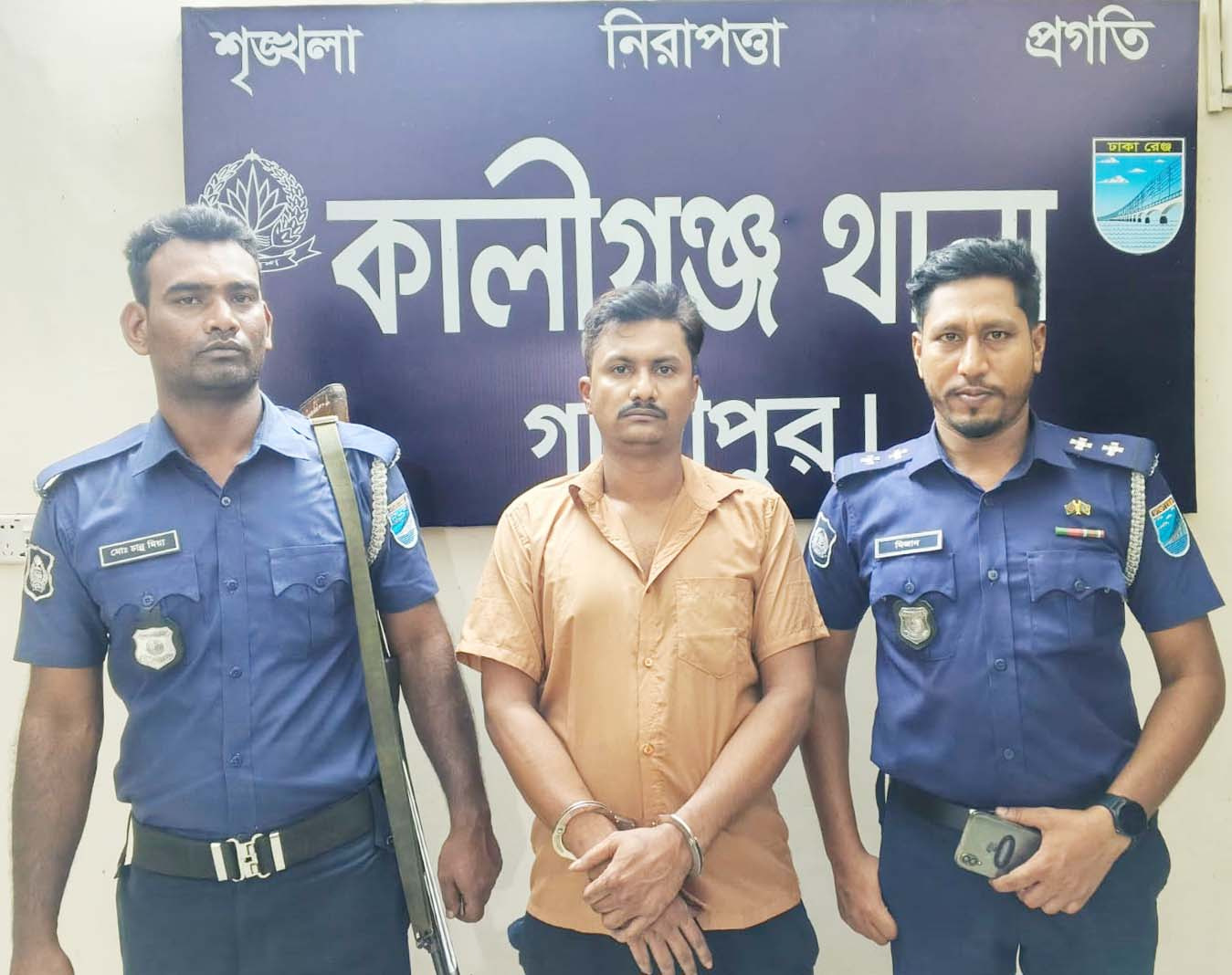 ‎স্বী স্ত্রীর রমীমা মাদক ব্যবসা কালীগঞ্জে ১ কেজি গাঁজাসহ গ্রেপ্তার ১