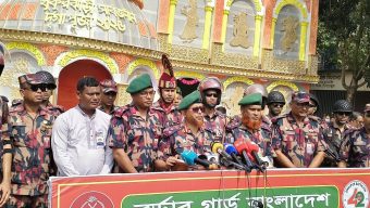 ভারপ্রাপ্ত রিজিয়ন কমান্ডার, রংপুর রিজিয়ন এবং সেক্টর কমান্ডার, সেক্টর সদর দপ্তর, দিনাজপুর এর ধুকুরঝাড়ি সার্বজনীন দূর্গা মন্ডপ পরিদর্শন
