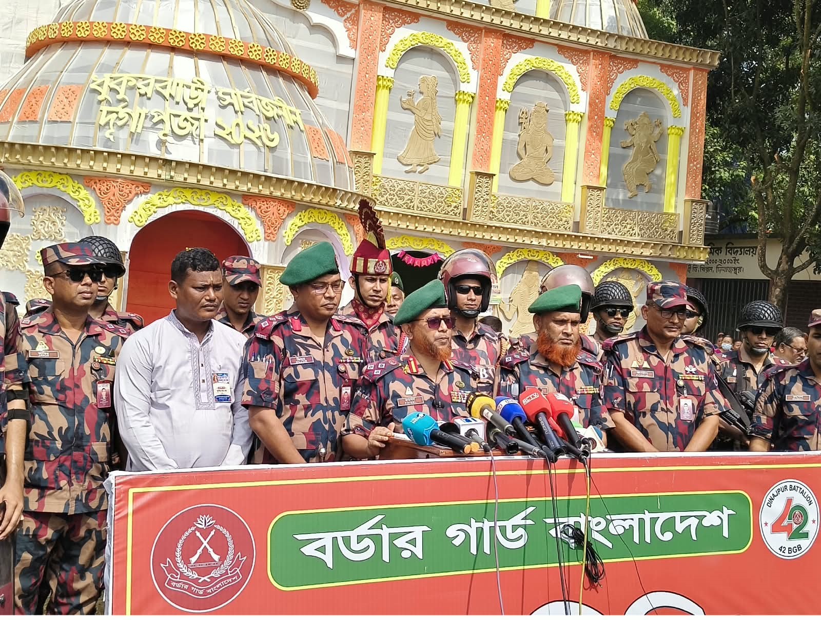 ভারপ্রাপ্ত রিজিয়ন কমান্ডার, রংপুর রিজিয়ন এবং সেক্টর কমান্ডার, সেক্টর সদর দপ্তর, দিনাজপুর এর ধুকুরঝাড়ি সার্বজনীন দূর্গা মন্ডপ পরিদর্শন