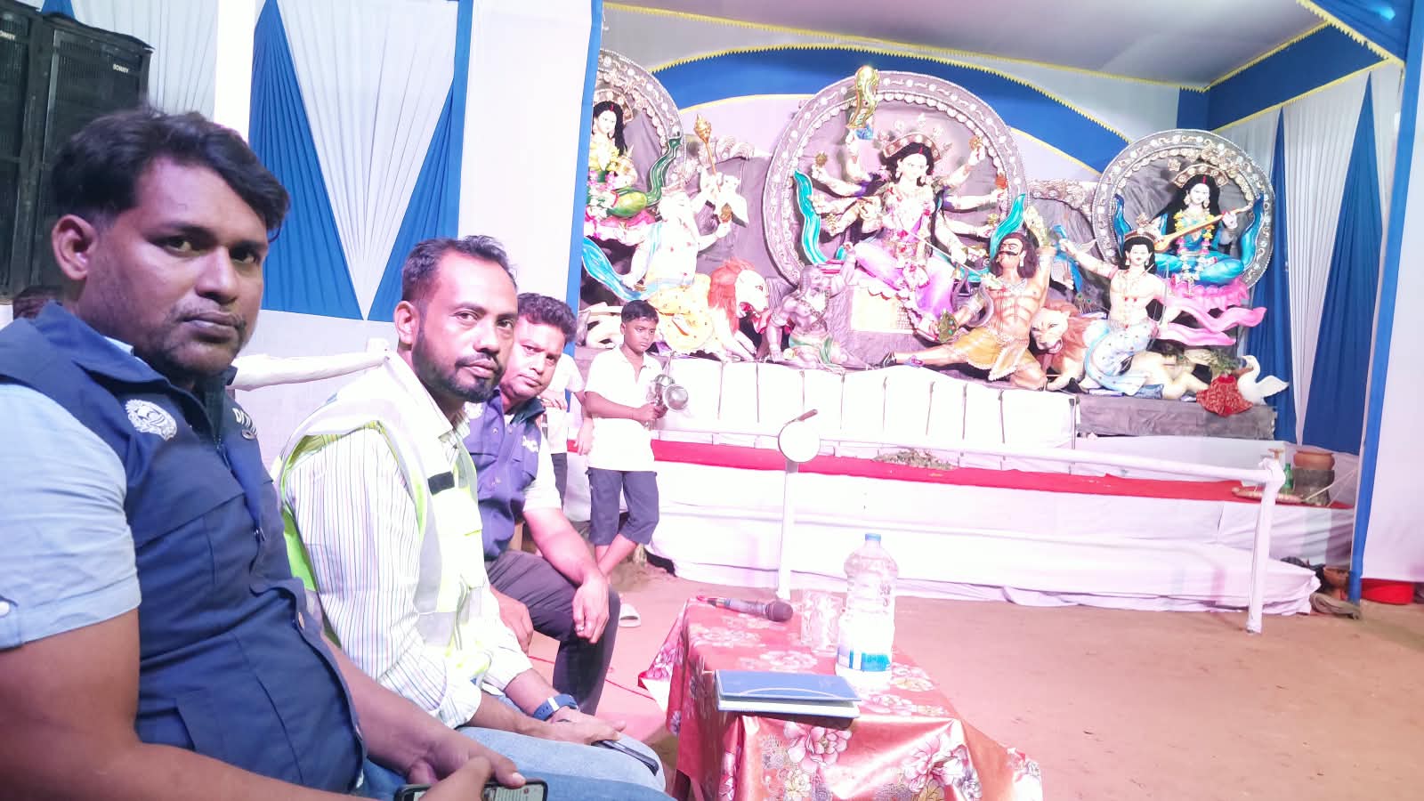 মন্ত্র পাঠ করে, ঢাক-শঙ্খ বাজিয়ে দেবীকে আমন্ত্রণের মধ্য দিয়ে শুরু হলো  রায়পুরা মরজাল মোদক বাড়ির দুর্গাপূজা