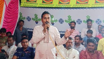 চরইশ্বর ইউনিয়নের দুর্গাপূজামণ্ডপ পরিদর্শনে চেয়ারম্যান পদপ্রার্থী আকতার হোসেন (কিরন)