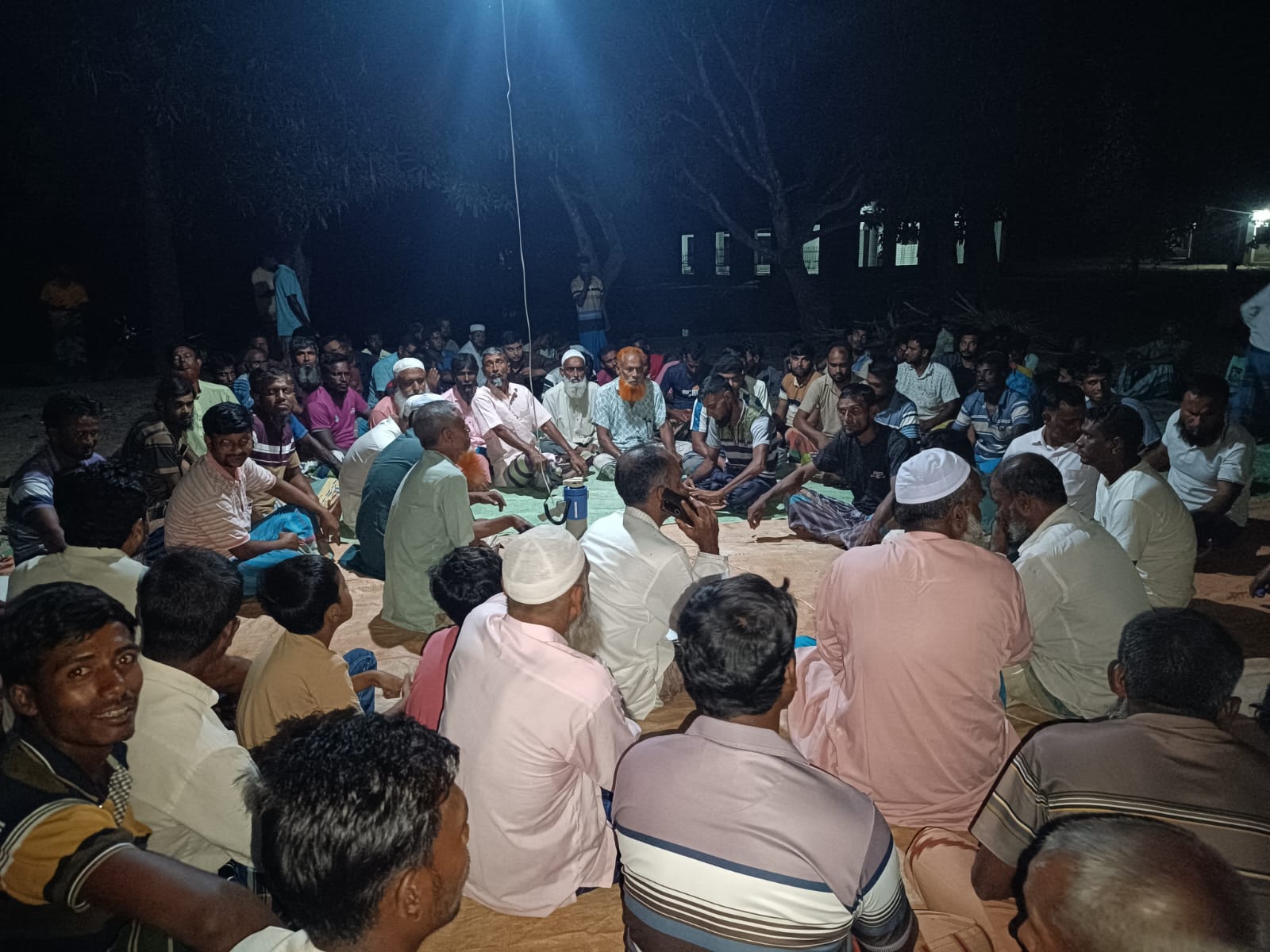 সিংড়ায় জমি বিরোধ মীমাংসা করলেন চেয়ারম্যান প্রার্থী কামরুল হাসান