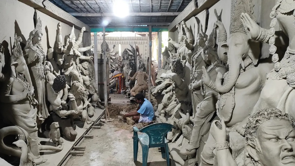 নরসিংদী উপকরণের দাম বাড়ায় লাভ নিয়ে শঙ্কায় নরসিংদীর প্রতিমা শিল্পীরা