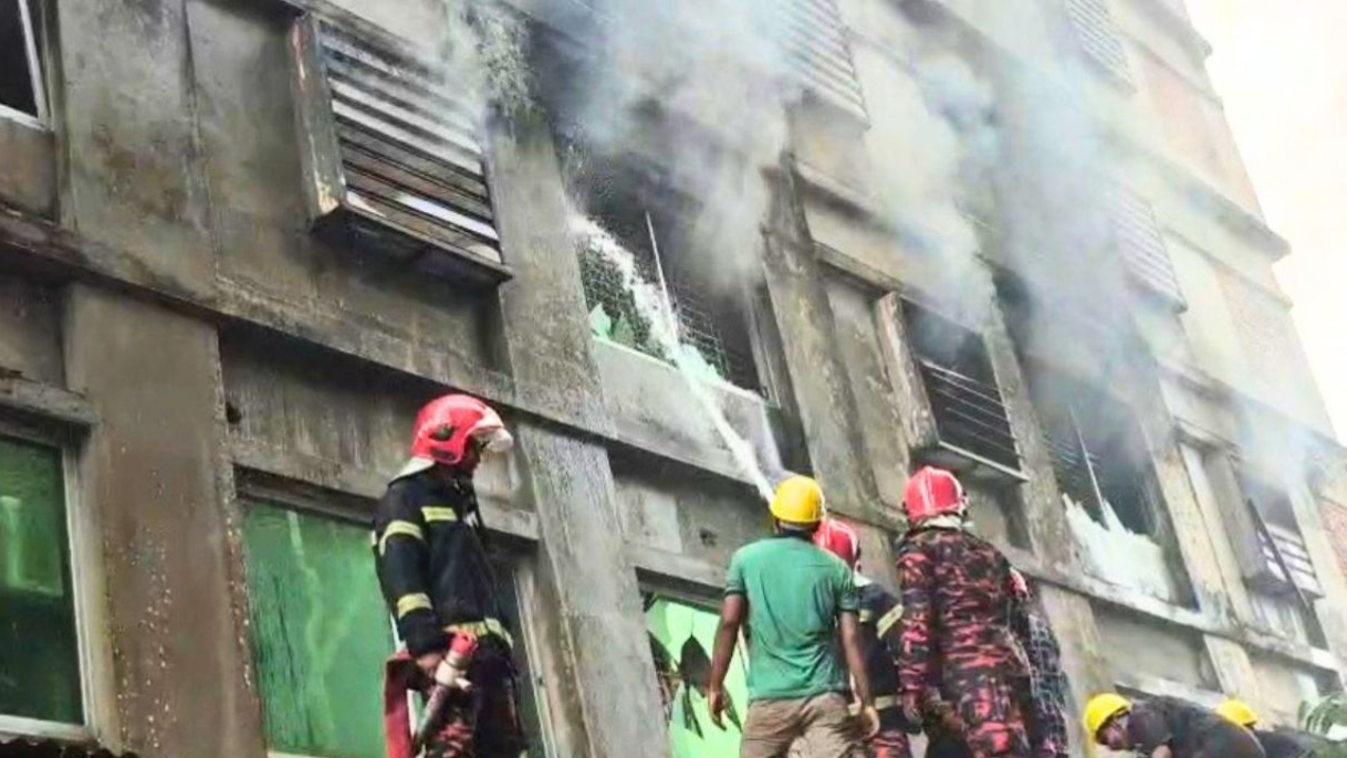 ‎সাড়ে ৩ ঘণ্টার চেষ্টায় গাজীপুর পোশাক কারখানার আগুন নিয়ন্ত্রণে