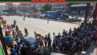 রাজধানীর উত্তরার আজমপুর এলাকায় বেতন বৃদ্ধির দাবিতে সড়ক অবরোধ করে বিক্ষোভ