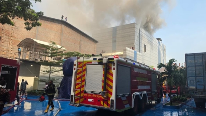 টঙ্গীর ভয়াবহ আগুন নেভাতে কাজ করছে ফায়ার সার্ভিসের ১৯ ইউনিট