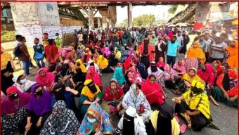৩০ হাজার টাকা ন্যূনতম মজুরির দাবিতে বিমানবন্দর সড়ক অবরোধ গার্মেন্টস শ্রমিকদের