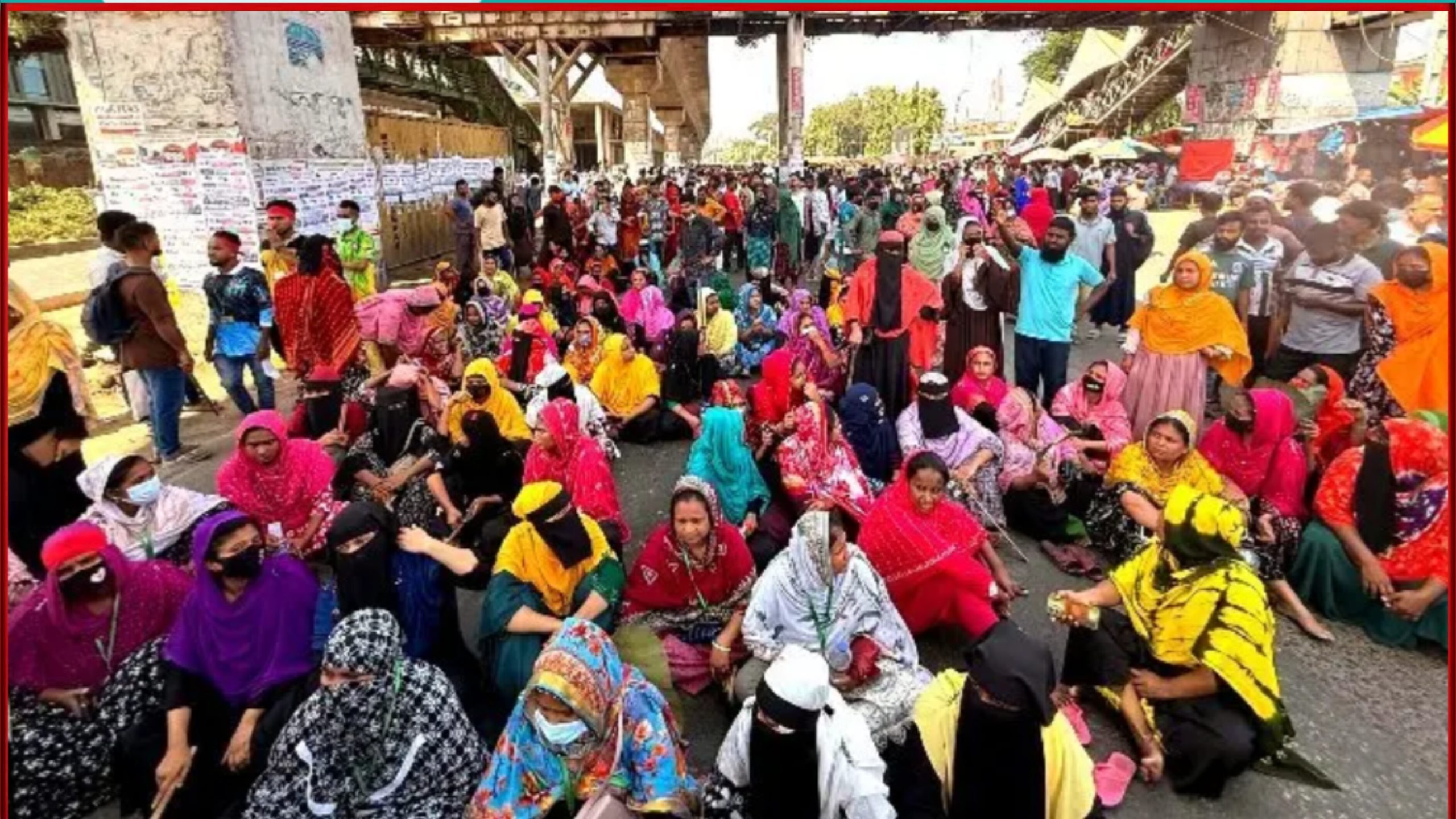 ৩০ হাজার টাকা ন্যূনতম মজুরির দাবিতে বিমানবন্দর সড়ক অবরোধ গার্মেন্টস শ্রমিকদের