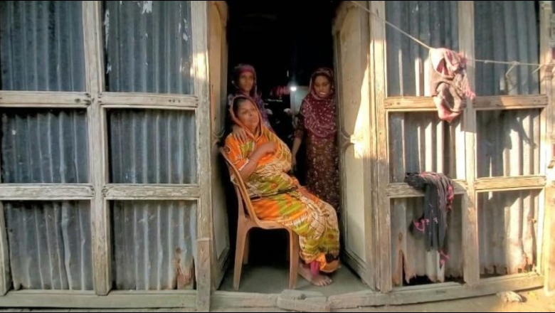 ফ্যামিলি কার্ডের নাম ভাঙিয়ে বিধবার সোনার দুল ছিনিয়ে নেওয়ার অভিযোগ
