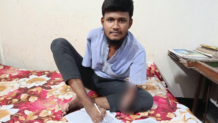 ‎পা দিয়ে লিখে আবারও জিপিএ-৫ অর্জন